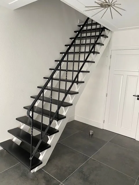 Zwartstalen trap met grijze en witte wanden